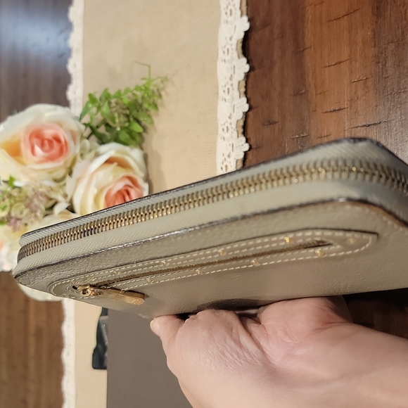 Authentic Louis Vuitton Suhali zippy wallet - Picture 5 of 10